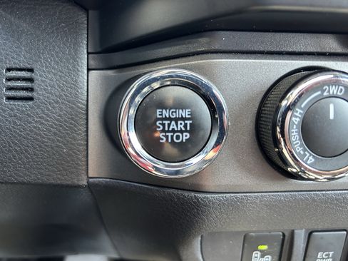 Certified 2019 Toyota Tacoma TRD Off-Road AWD/4WD image 34