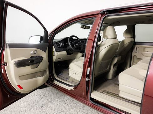 Used 2015 Kia Sedona LX w/ LX Convenience Package image 15