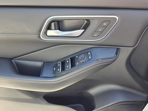 Certified 2024 Nissan Rogue Platinum image 33