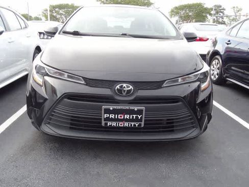 Used 2023 Toyota Corolla LE FWD image 2