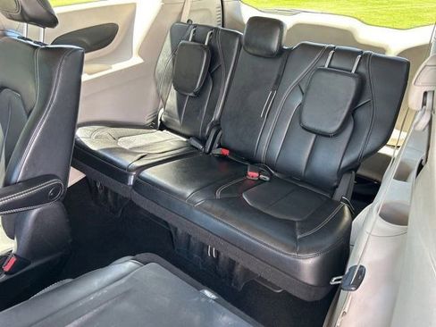 Used 2023 Chrysler Pacifica Touring-L FWD image 43