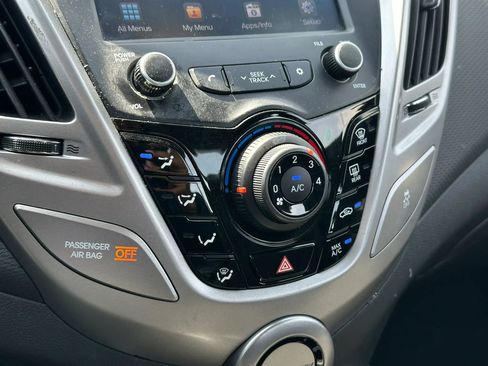 Used 2017 Hyundai Veloster image 26