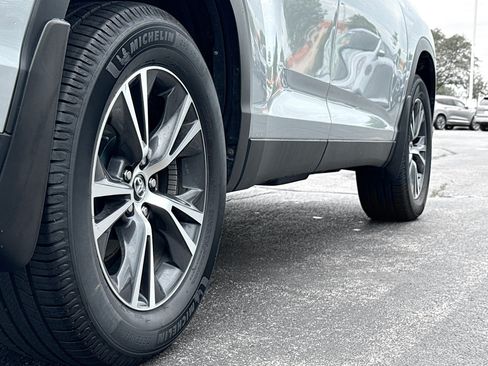 Used 2019 Toyota Highlander LE AWD/4WD image 16