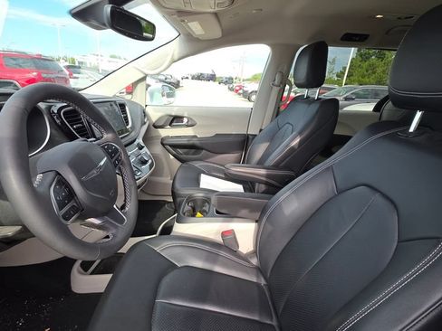 Used 2022 Chrysler Pacifica Touring-L FWD image 11