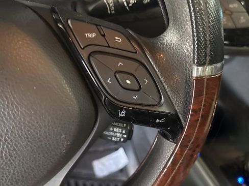 Used 2021 Toyota C-HR LE image 31