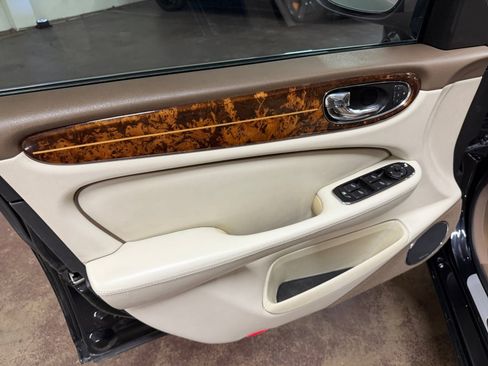Used 2005 Jaguar XJ8 RWD image 11