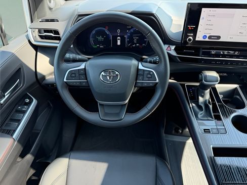 Used 2025 Toyota Sienna XSE w/ XSE Plus Package AWD/4WD image 12