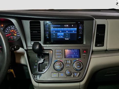 Used 2017 Toyota Sienna LE image 28