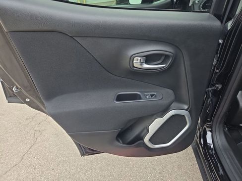 Used 2018 Jeep Renegade Latitude image 17