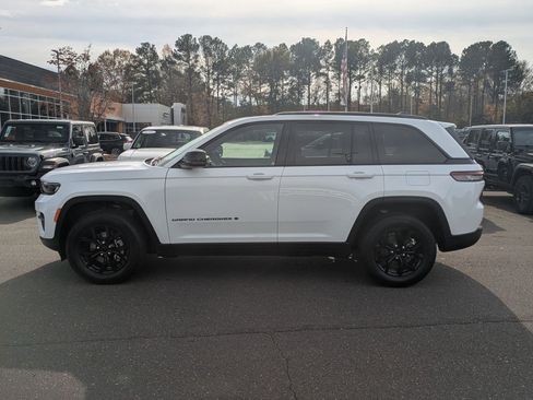 Used 2025 Jeep Grand Cherokee Altitude image 8