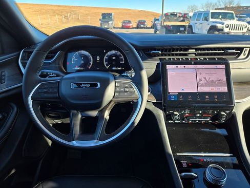 New 2025 Jeep Grand Cherokee Limited image 17