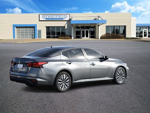 Used 2024 Nissan Altima 2.5 SV image 3