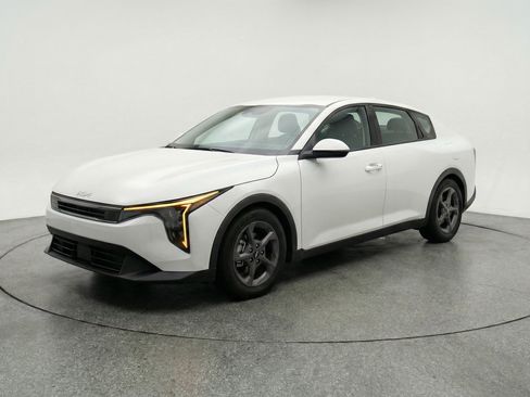Used 2025 Kia K4 LXS image 3