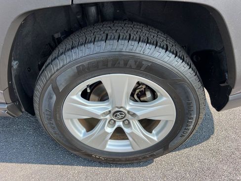 Used 2020 Toyota RAV4 XLE w/ Convenience Package FWD image 20