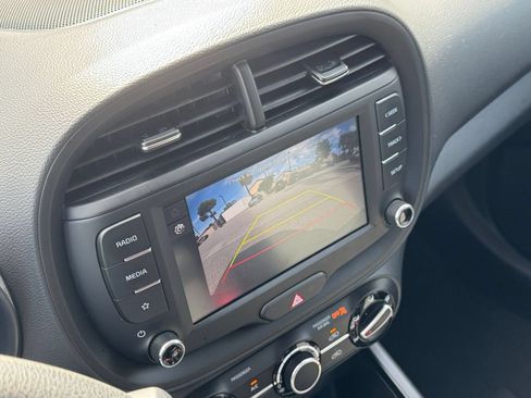Used 2025 Kia Soul LX w/ LX Technology Package FWD image 22