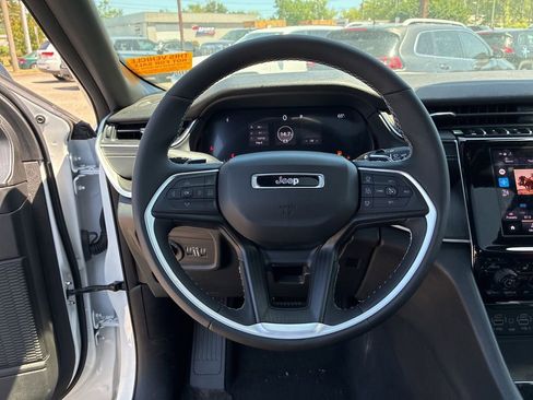 Used 2025 Jeep Grand Cherokee L Laredo image 25