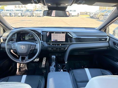 Used 2025 Toyota Camry Hybrid FWD image 15