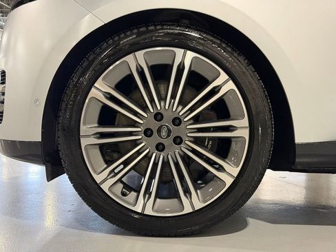 Certified 2024 Land Rover Range Rover SE image 3