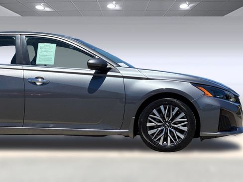 Used 2023 Nissan Altima 2.5 SV FWD image 33