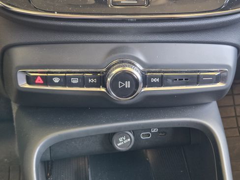 Used 2023 Volvo XC40 B5 Plus image 27