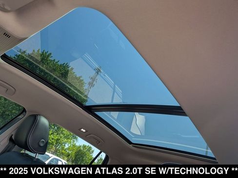 Used 2025 Volkswagen Atlas SE AWD/4WD image 4