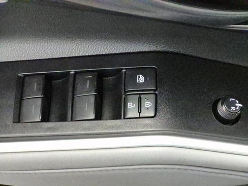 Used 2021 Toyota Highlander LE AWD/4WD image 16