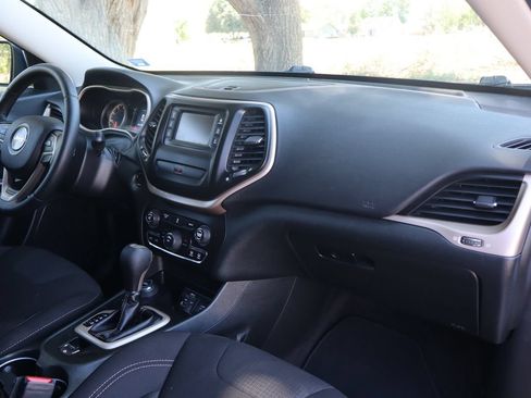 Used 2016 Jeep Cherokee Latitude AWD/4WD image 17