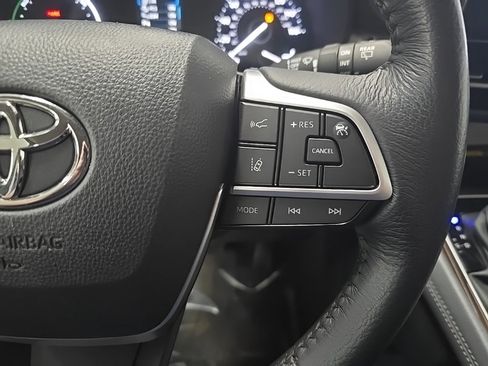 Used 2024 Toyota Sienna XLE image 21