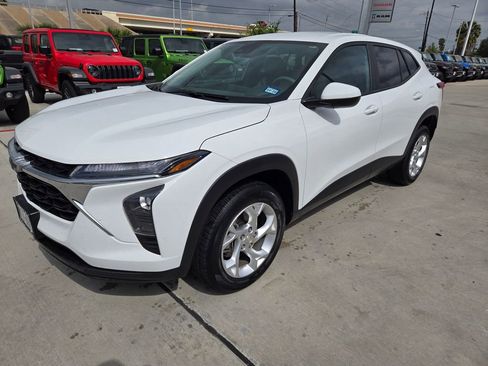 Used 2024 Chevrolet Trax LS w/ LS Convenience Package FWD image 6