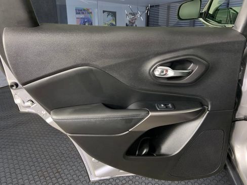 Used 2019 Jeep Cherokee Latitude Plus w/ Comfort/Convenience Group AWD/4WD image 18
