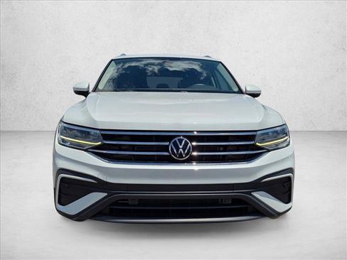 Used 2023 Volkswagen Tiguan SE w/ Panoramic Sunroof Package FWD image 2