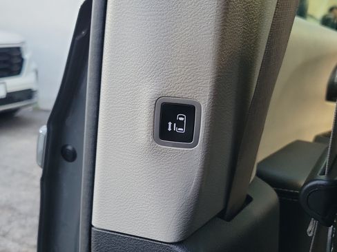 Used 2023 Chrysler Pacifica Touring-L FWD image 13