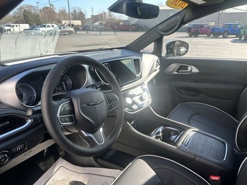 New 2026 Chrysler Pacifica Limited image 33