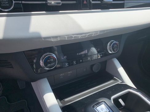 New 2025 Mitsubishi Outlander SE image 14