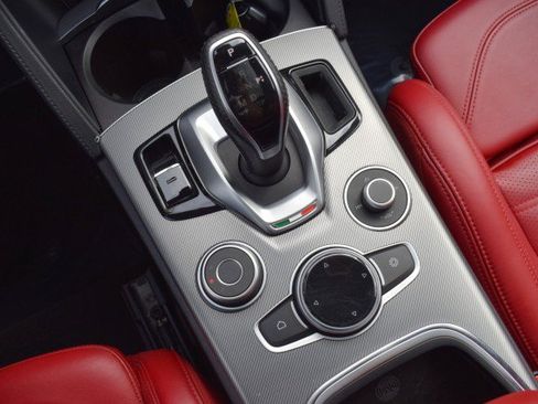 Used 2022 Alfa Romeo Stelvio Veloce AWD/4WD image 18