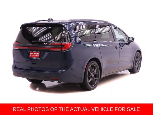 Used 2025 Chrysler Pacifica Limited FWD image 2