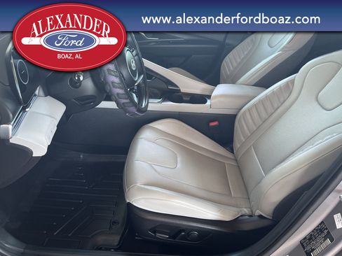 Used 2025 Hyundai Elantra Limited image 9