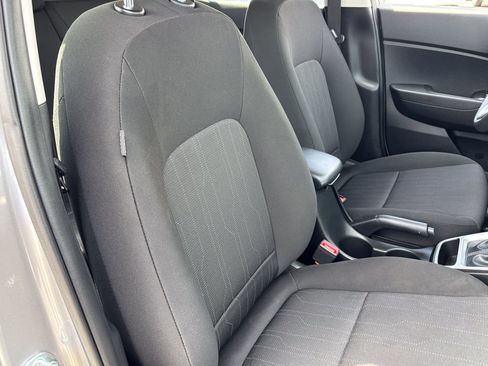 Used 2025 Hyundai Venue SE FWD image 32