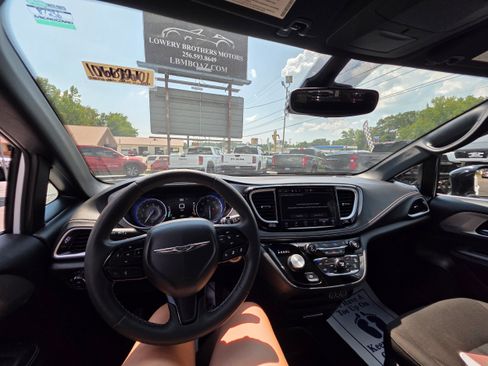 Used 2024 Chrysler Pacifica Touring FWD image 15