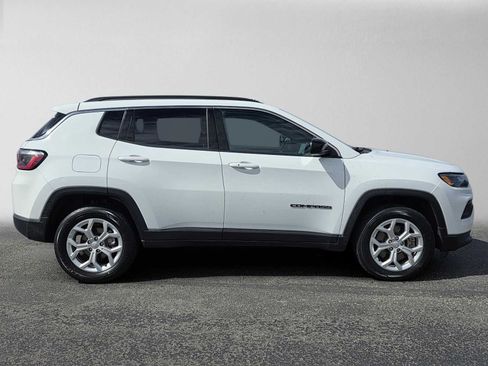 Used 2024 Jeep Compass Latitude AWD/4WD image 2