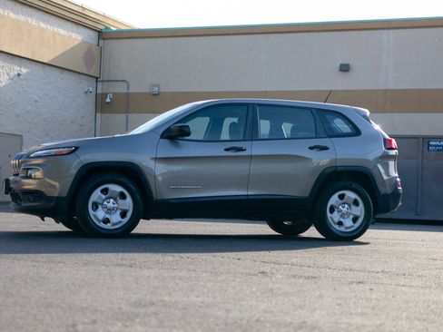 Used 2016 Jeep Cherokee Sport image 4