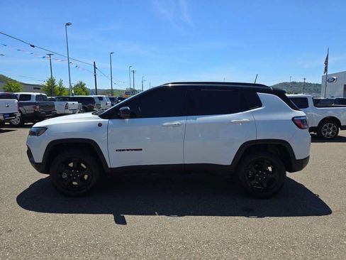 Used 2023 Jeep Compass Trailhawk w/ Trailhawk Convenience Group AWD/4WD image 2