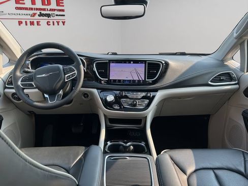 Used 2024 Chrysler Pacifica Limited AWD/4WD image 19