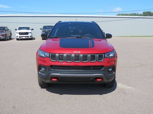 Used 2025 Jeep Compass Trailhawk w/ Trailhawk Convenience Group AWD/4WD image 3
