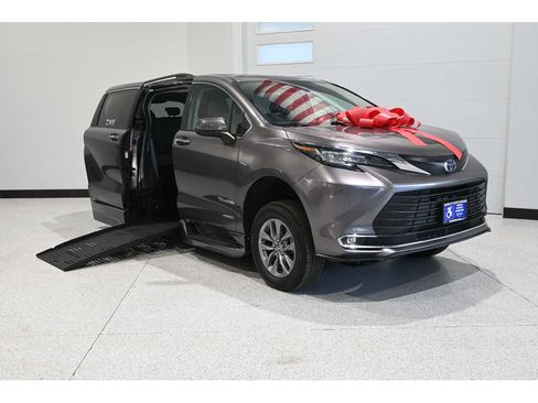 Used 2021 Toyota Sienna XLE w/ XLE Plus Package FWD image 2