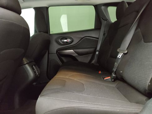 Used 2019 Jeep Cherokee Latitude w/ Popular Appearance Group FWD image 18