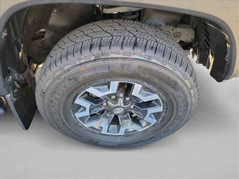 Used 2022 Toyota Tacoma TRD Off-Road w/ Technology Package AWD/4WD image 10