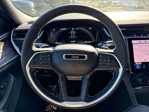 New 2025 Jeep Grand Cherokee Limited image 18