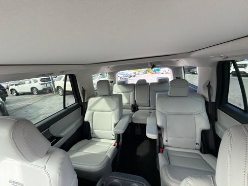 Used 2025 Ford Expedition Platinum AWD/4WD image 15