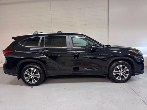 Used 2023 Toyota Highlander XLE AWD/4WD image 2